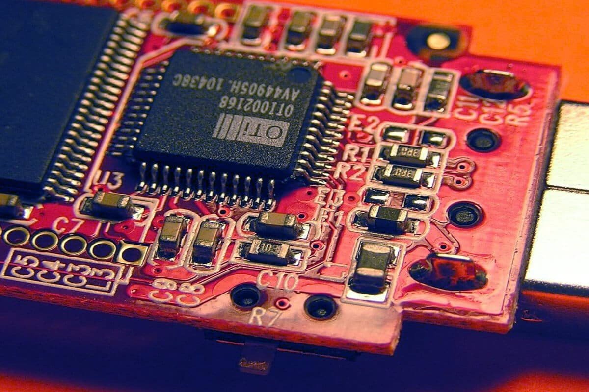 What is the Difference Between DIP and SMD Technologies?